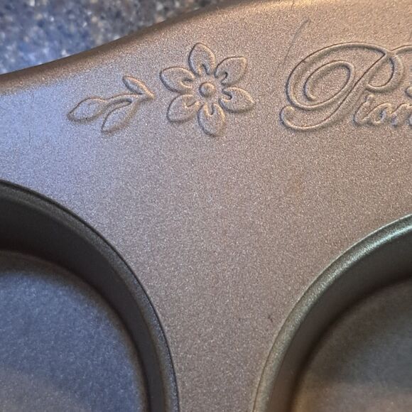 The Pioneer Woman 12-Cup Nonstick Aluminized Steel Muffin Pan Champagne - Picture 16 of 16